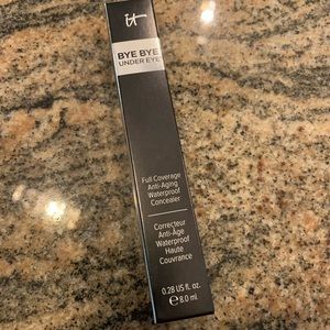 COPY - NWT IT Cosmetics Bye Bye Undereye in LIGHT